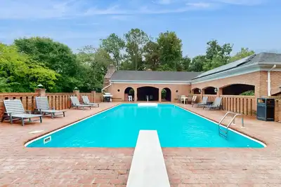 Image de Grand domaine et chalet avec piscine privée, deux bains à remous, foyers et salle de jeux