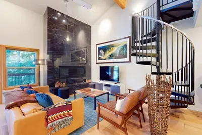 Image de Condo contemporain avec balcon, vues et piscine commune / bains Ă remous