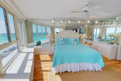 Image de 10% de réduction sur les séjours d'août! Vues fabuleuses de ce magnifique condo. 4135 Bs1