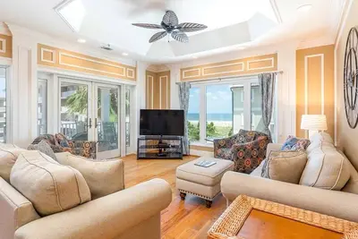 Image de Maison luxueuse avec vue sur l'océan, à seulement quelques pas de la plage de Mid Island, plusieurs balcons donnant sur l'océan