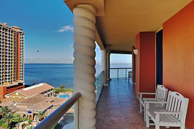 Image de Magnifique vue sur la plage et la baie! Balcon privé et accès aux fantastiques installations du complexe!