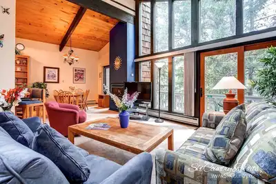 7ème nuit gratuite! Loft spacieux de 2 chambres à coucher, Wi-Fi, foyer au gaz, balcon privé
