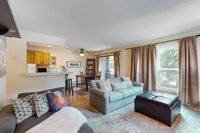 Image de condo Riverfront w \/ vue sur la montagne - proche des commodités et des pistes!