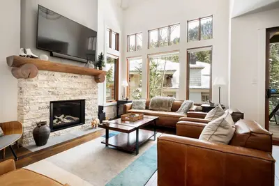 Image de Maison de luxe avec bain à remous privé Harmony Whistler