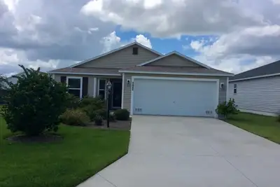 Image de Belle maison de 3 Bdrm 2 Ba avec voiturette de golf, barbecue et Wi-Fi inclus! Super locati