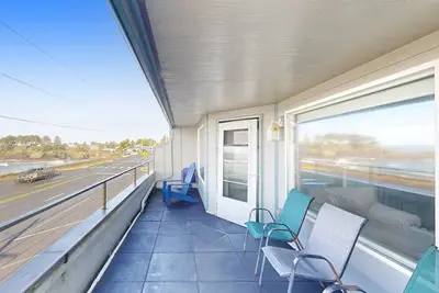 Loft au bord de l'eau pour les chiens avec vue sur la digue et l'océan - à un pâté de maisons du port