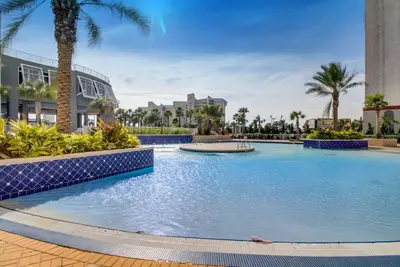 Image de Condominium de front de mer de luxe avec balcon privé, grils partagés, piscine et bain à remous