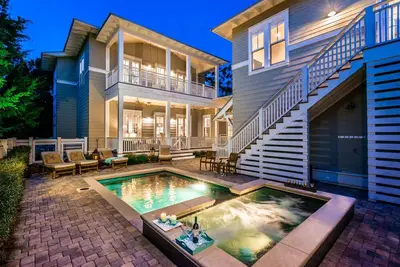 Image de Piscine / Spa chauffée privée \"Sea Haven\"! District forestier! Voiturette de golf!