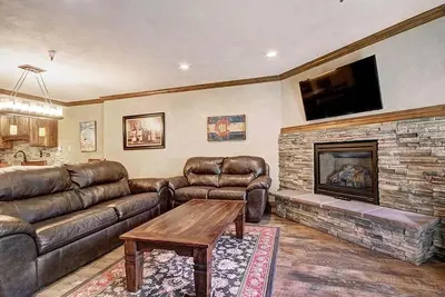 Superbe Ski In Ski Out Condo juste un bloc 1/2 de la rue Main