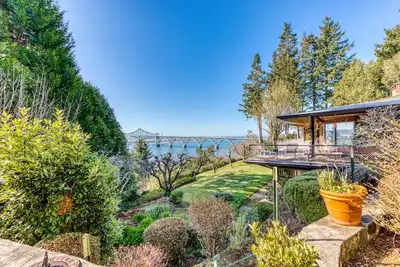 Image de Bayfront home avec une salle de fitness, une salle de jeux amusante et bien plus encore!