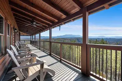 Image de L'un des premiers chalets en bois dans les Smoky Mtns offrant un hébergement de première classe! 20% de réduction en mars!