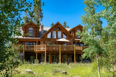 Image de Luxury Log Home | Grande terrasse avec salle à manger et vues | Salle de jeux | Spa privé | 18 personnes!
