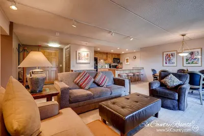7ème nuit gratuite! Rénovations de cuisine et de salle de bain, Garage, Wi-Fi, Ski-in / Ski-out