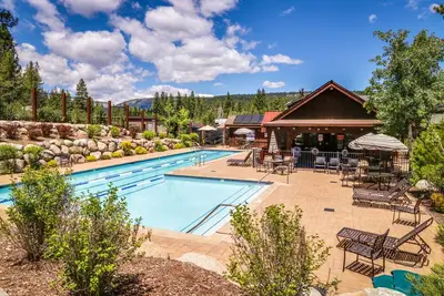 Image de Spacieux lotissement de montagne w / bain à remous partagé et piscine, à proximité de ski et plage!