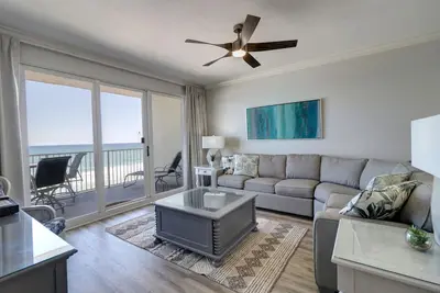 Image de Dormez dans le luxe. Ce 3/2 Condo a un maître avec vue sur le golfe.