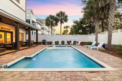 Image de Privé, calme, grande piscine, voiturette de golf, proche de la plage, proche du bord de mer!