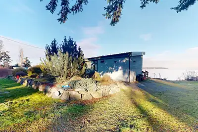 Image de Maison contemporaine au bord de l'eau avec une vue magnifique, près de Penn Cove
