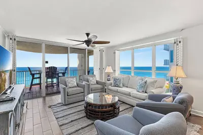 Image de Une vue imprenable sur la plage! Beau décor avec des chaises de plage inclus!