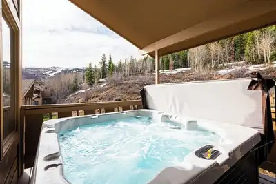 Image de Deer Valley Snow Park Lodge. Situé sur la navette gratuite Park City avec un bain à remous privé