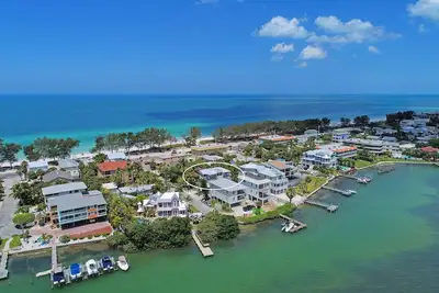 Image de 6 chambres 4 salles de bains Vue Sur L'Eau Piscine / Spa Chauffant, Pont En Toit, Piscine EXTÉRIEURE T. V, VÉLO Kayaks Wi-Fi gratuit