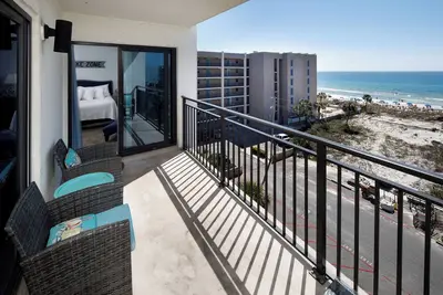 Image de \"Emerald Isle Unit 610\" Gulf Front, , , , Complexe enti��rement rénové, piscine côté plage! !