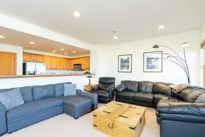 Image de Parfait pour votre escapade! Condo 1 chambre avec vue sur la montagne, accès à la piscine et au bain à remous