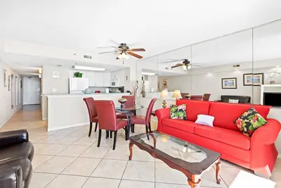 Image de Condo en bord de plage avec balcon privé, piscines communes, bain à remous et salle de fitness