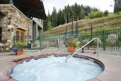 Image de Ne pas manquer Ski In / Ski Out Condo | Proche de tout | Vues directes sur les pentes!