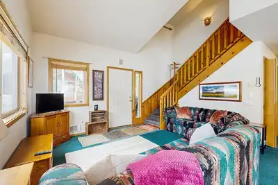 Image de Beau condo alpin w \/ pont et communautaire bain Ă remous, piscine, et sauna!