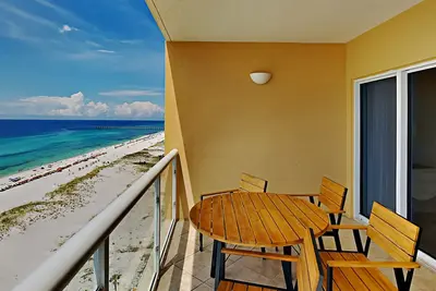 Image de Gulf Front Condo à Emerald Isle ~ Vues Impeccable ~ Beachfront Pool & More!