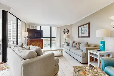 Image de Condo spacieux avec vue partielle sur l'océan, accès à la plage et piscines / bain à remous communs!