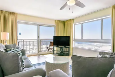 Image de Front de mer avec vue panoramique, balcon et accès à la plage!