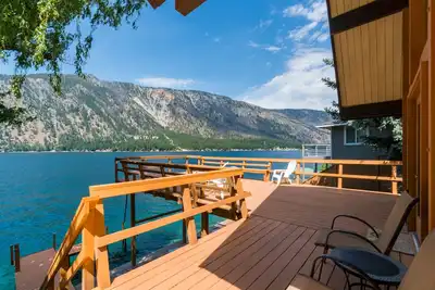 Image de Maison à bord du lac, à pied de chien avec 140 pieds de front de mer, 800 pieds carrés, près de la ville!