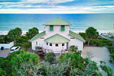 Image de Mariner's Compass - 3 Br Beachfront Beauty avec piscine communautaire située dans The Plantation