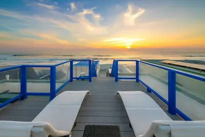 Image de En bord de mer magnifique Penthouse- salon de verre à manger, plusieurs ponts, jacuzzi
