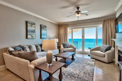 Image de Condo de luxe en bord de mer! 2 piscines communautaires! Balcon privé donnant sur l'eau