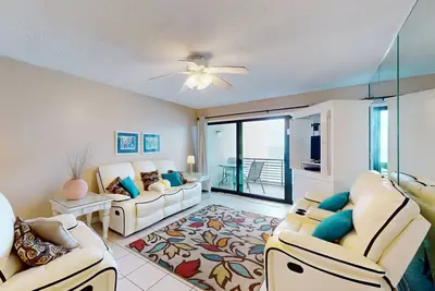 Image de Beau condo pour six à droite sur la plage avec piscine communautaire - les snowbirds sont les bienvenus!