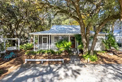 Image de Étapes à l'extérieur du bord de mer \"Off the Hook\" 3br Ranch rénové!