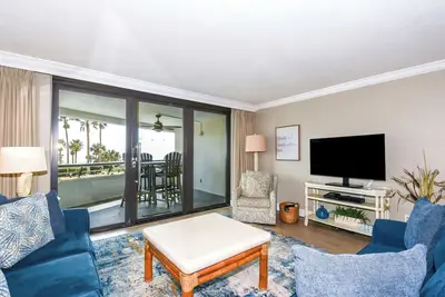 Image de Style côte du Golfe avec balcon privé et vue sur la plage! 🏖️