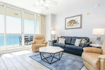 Image de Tropiques élégants avec vue sur la plage d'un balcon privé! 🌴