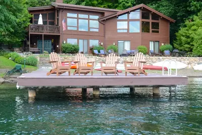 Image de Cedar Lodge - Timberframe Luxury & Level Lakefront!