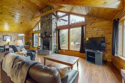 Image de Mise à jour maison de montagne de style cabine w / sauna, bain à remous privé, chiens Ok!
