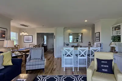 Image de Condo 1br de luxe en bord de mer sur le magnifique lac Charlevoix Ă Boyne City!