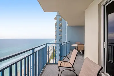 Image de Charmant condo en bord de mer avec terrasse, vue sur le golfe et piscine / salle de gym partagées - près de Pier Park!