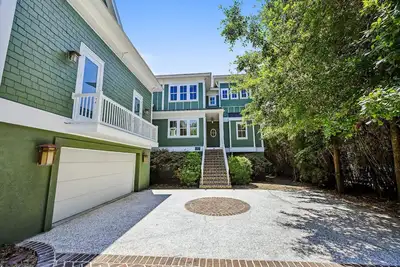 Image de Oceanfront w / grande piscine privée, 2 ponts, ascenseur, billard et ping-pong!