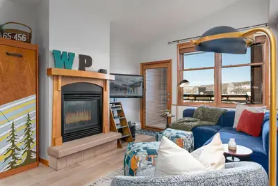 Image de Extra Large 1bd Condo @ Base | Hip & Cool Decor | Bains à remous | Table de baby-foot | Ski In / Ski Out
