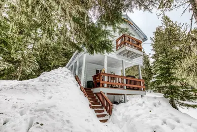 Image de Cozy, deux niveaux chalet à proximité des stations de la randonnée, les lacs et les pistes!