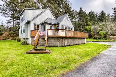 Image de Maison acceptant les chiens avec une cheminée à bois et vue sur l'océan - près de la plage