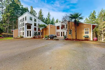 Image de Luxueuse maison w \/ vues mtn et bain à remous - théâtre, salle de fitness, et un étang de koi, trop