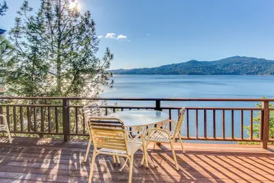 Image de Superbe maison avec vue sur la baie, acceptant les chiens avec un quai privé!